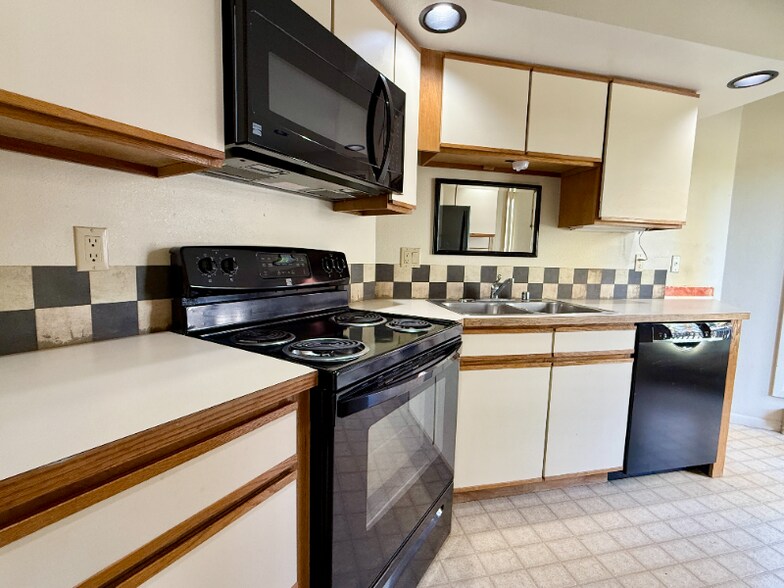 Building Photo - 185 Golf Terrace Dr