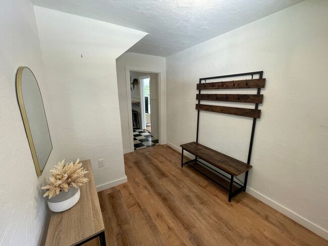 Building Photo - Beautiful 2 Bedroom, 1 Bathroom Apartment ...