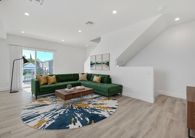 Building Photo - 5850 Vineland Ave