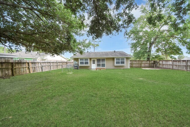 Building Photo - 10603 Thorncliff Dr