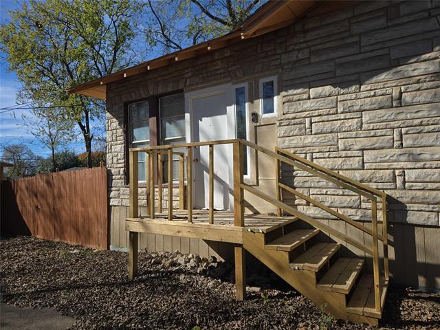 Building Photo - 823 S Beacon St