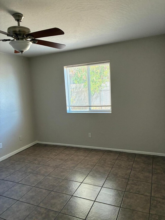 Building Photo - 10641 N 15th Ave