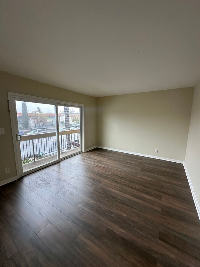 Building Photo - Spacious 1 Bedroom Winnetka Condominium fo...