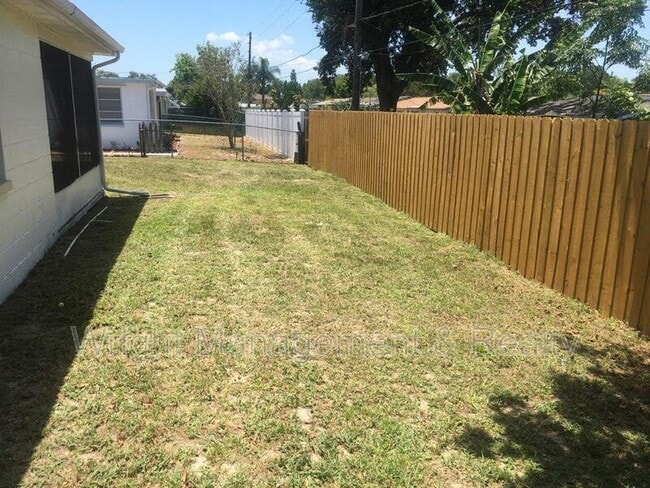 Building Photo - 3233 Finch Dr