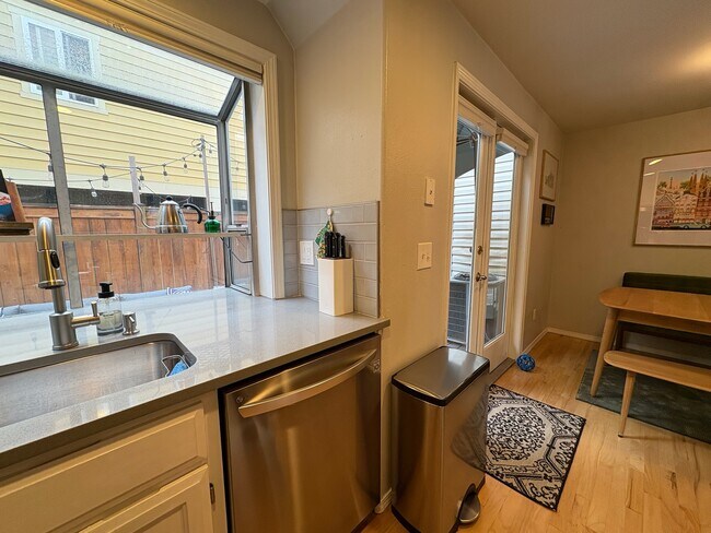 Building Photo - 6337 Hillman Pl NE