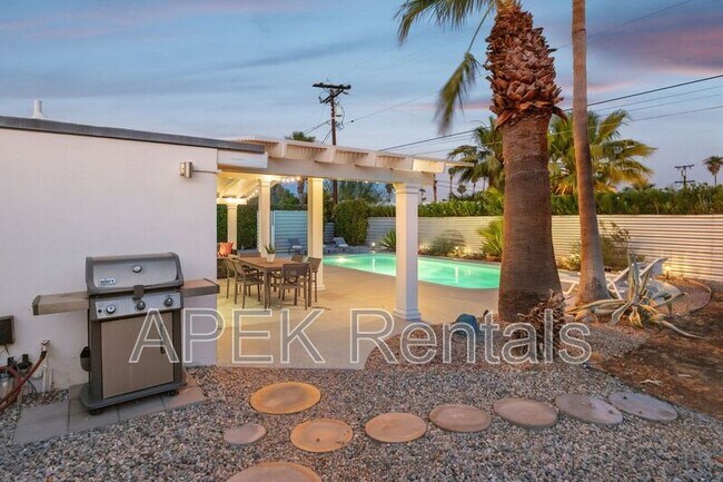 Building Photo - 915 E Racquet Club Rd