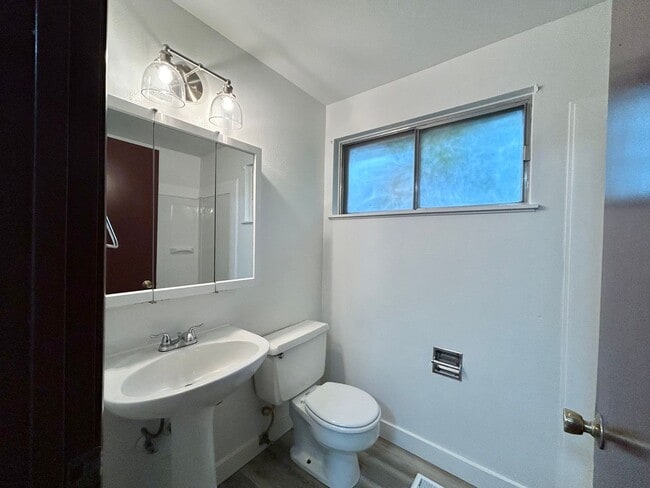 Building Photo - Bright and Open 3 Bed, 1 Bath House!