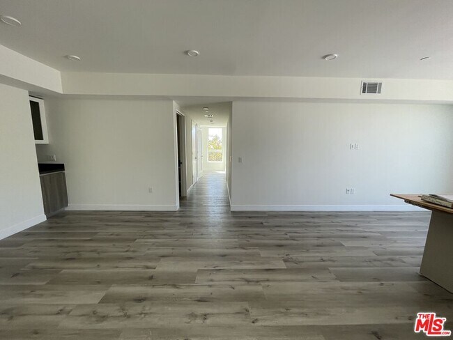 Building Photo - 4806 Sylmar Ave