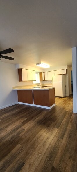Kitchen and dining area - 442 SW Coast Ave