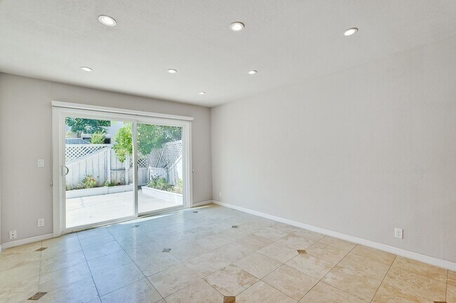Building Photo - 6651 Bunker Hill Ct