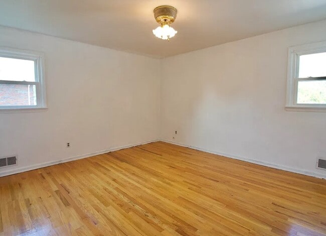 Building Photo - 32 Meadowbrook Ln