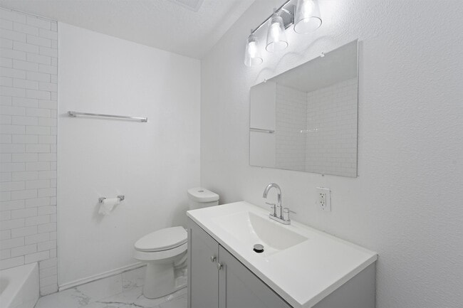 Building Photo - 606 Meadowlawn St