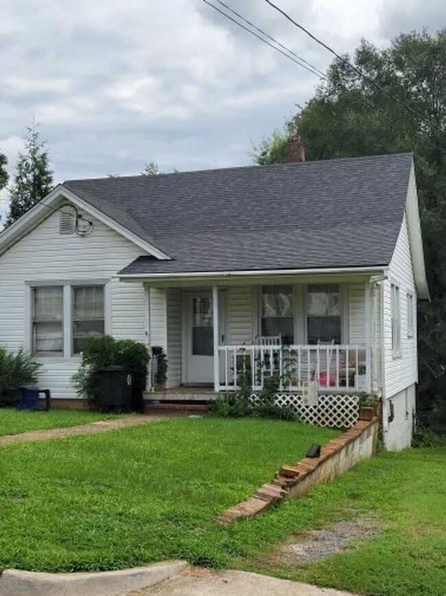 Building Photo - One Level House with Back Deck