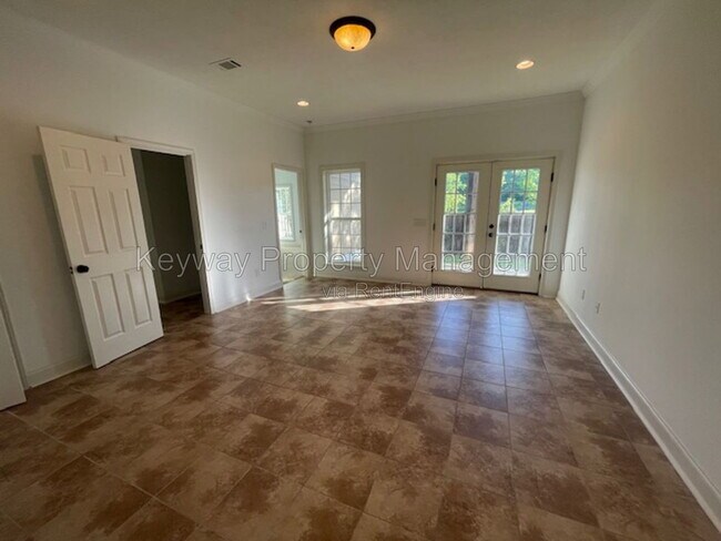 Building Photo - 880 Willow Lake