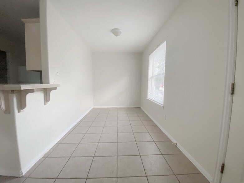 Building Photo - 737 Sonesta Dr