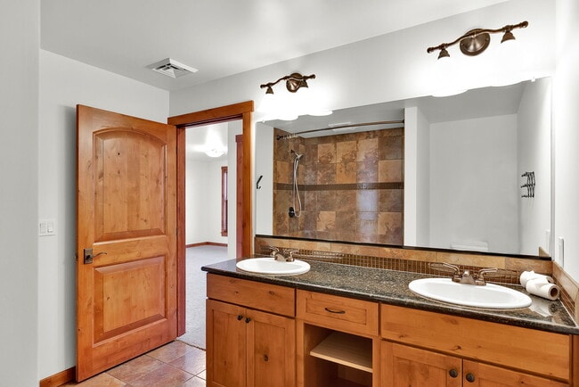 Building Photo - 834 Mc Kinley Ave W