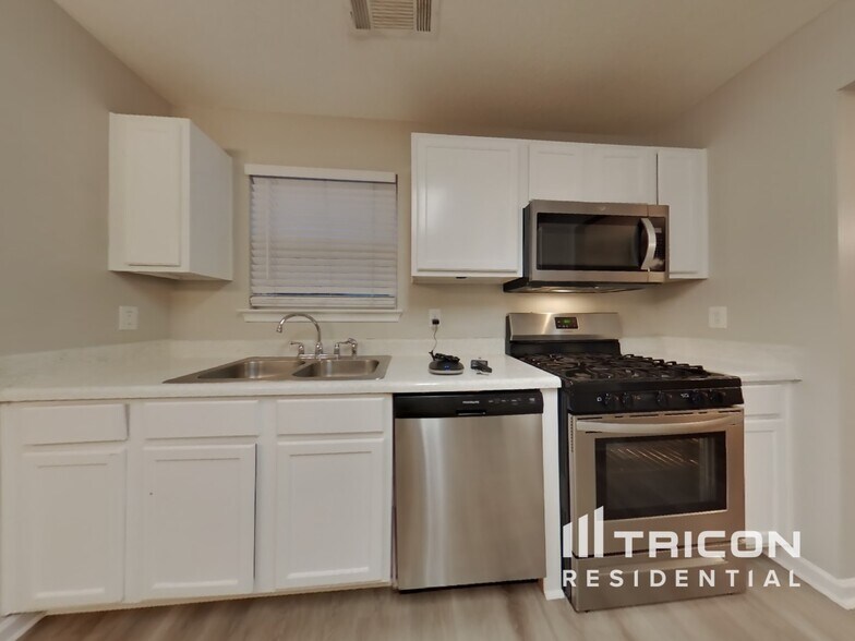 Building Photo - 3032 Summer Breeze Dr