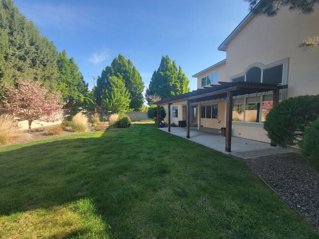 Building Photo - Perfect Family Home Near Badger Mountain –...