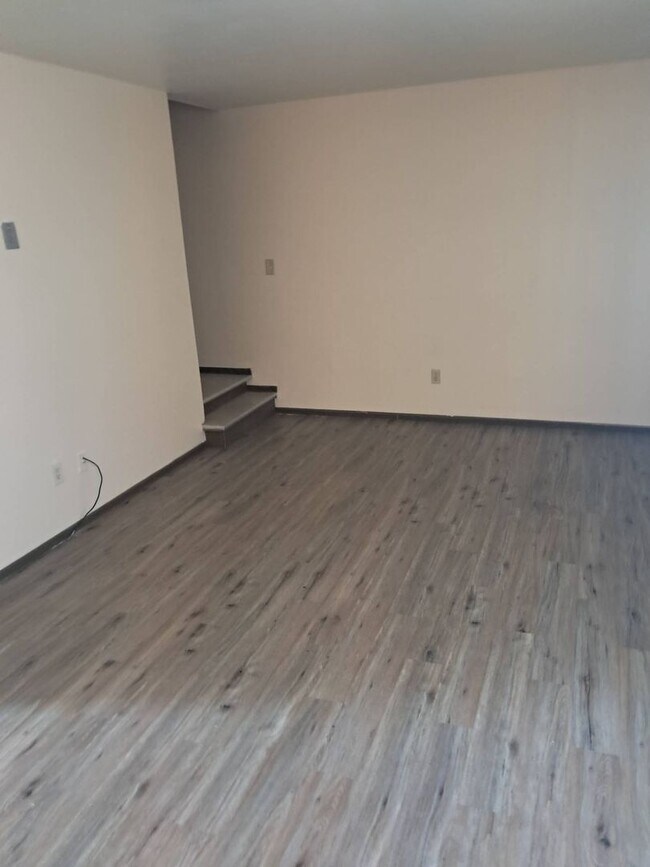 Building Photo - 9537WBradleyRdM