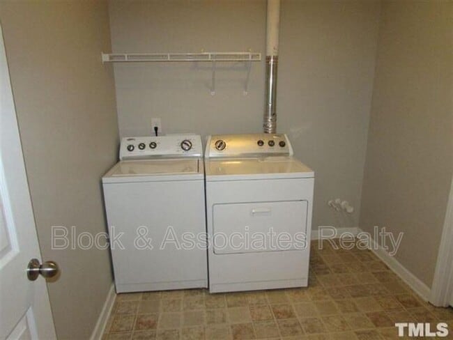 Building Photo - 14411 Hamletville St