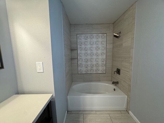 Building Photo - Move in Ready - 4 bedroom 2 bath