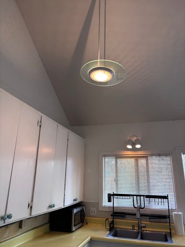 Building Photo - 405 - BEAVER DUPLEX