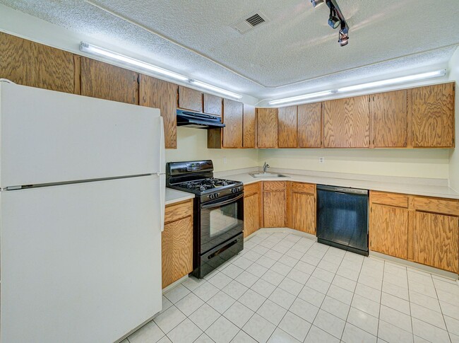 Building Photo - 96 Versailles Ct