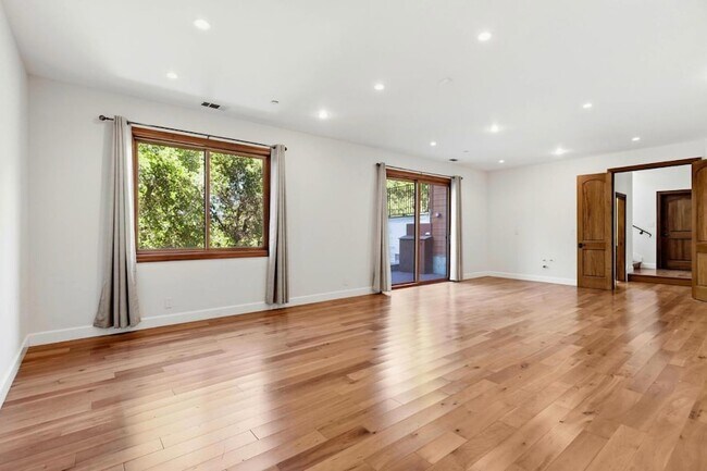 Building Photo - 3911 Pepper Tree Ct