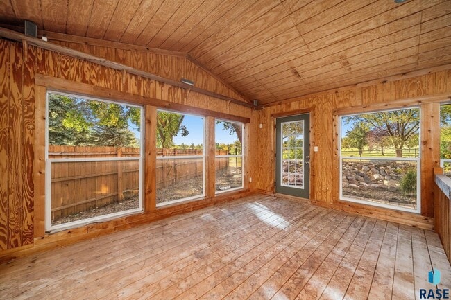 Building Photo - 2412 S Sheffield Cir