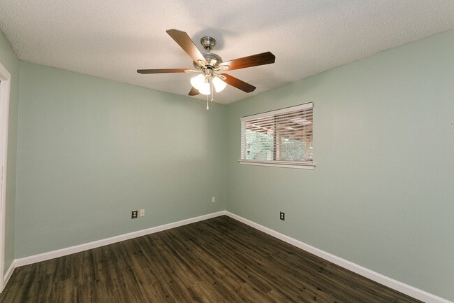 Building Photo - Marvelous in Milwood!