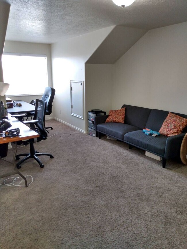 Building Photo - 4 Bed/3 Bath by Geneva Rd in Provo