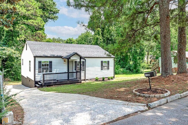 Building Photo - 2145 Castlewood St