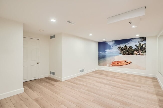 Building Photo - **Stunning 5-Bedroom 4-Bathroom Home in Li...