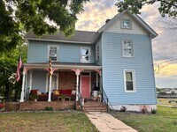 Building Photo - Charming Second-Floor Apartment Apatrtment...