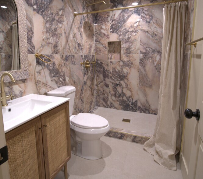 Bathroom 1 - 1123 E Ocean Blvd