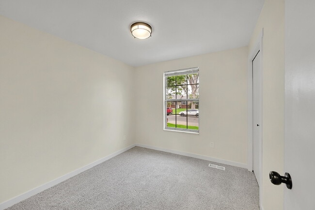 Building Photo - $2,195.00, 3-bed, 1-bath, located in Thorn...