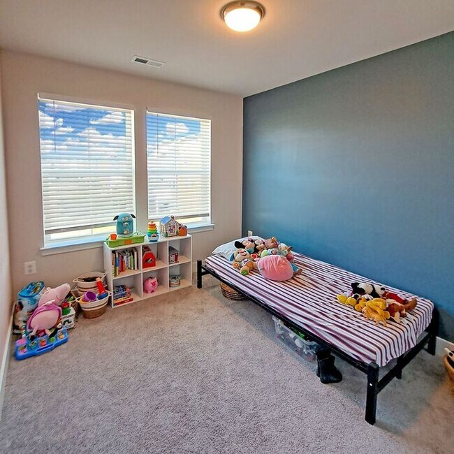 Building Photo - Gorgeous 4-Level Townhome with Rooftop Ter...