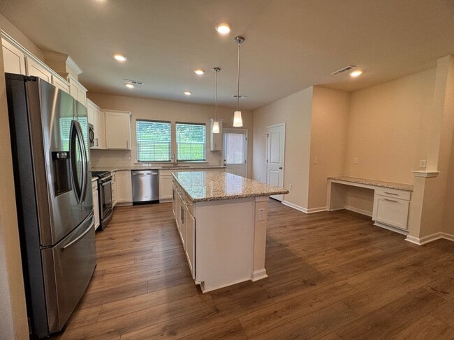Building Photo - 3BR 2.5BA Townhome