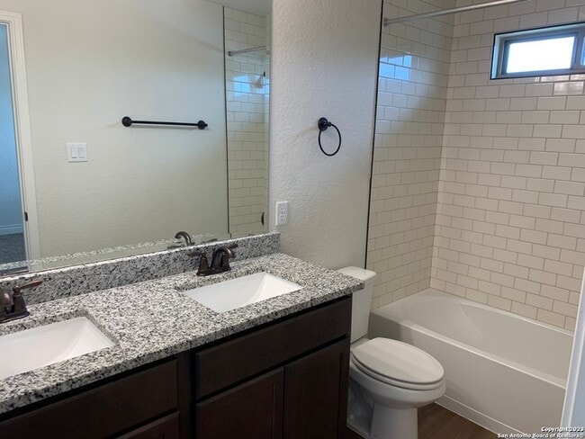 Building Photo - 333 Untermaier St