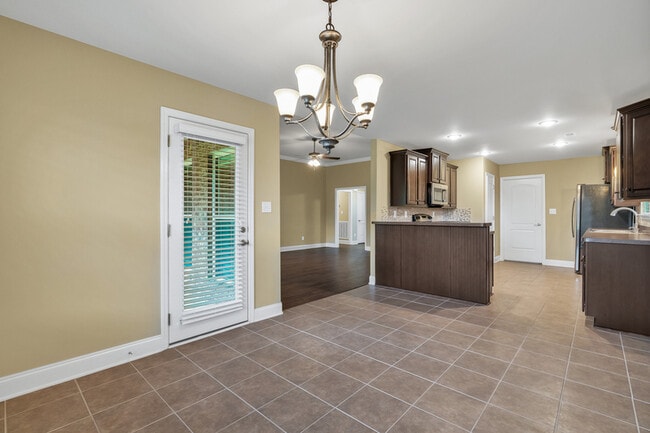 Building Photo - 128 Willow Tree Dr