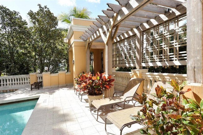 Building Photo - 750 N Tamiami Trl