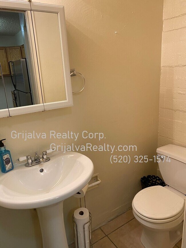 Building Photo - AVAILABLE JUNE - Furnished 2 Bedroom Condo with Community Pool Close to the UofA! (Speedway/Euclid)