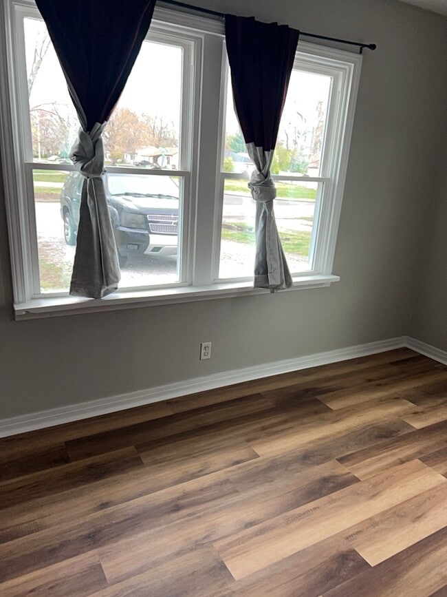 Building Photo - 300 E Parkview Dr