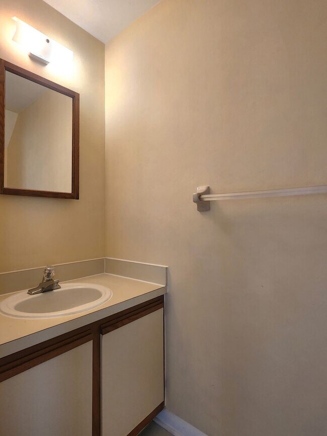 Building Photo - FOR RENT 2 bed 2.5 bath townhome