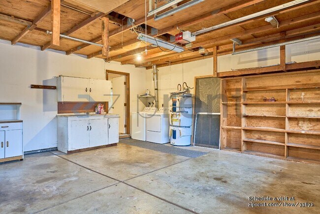 Building Photo - 3300 NE Robin Ct