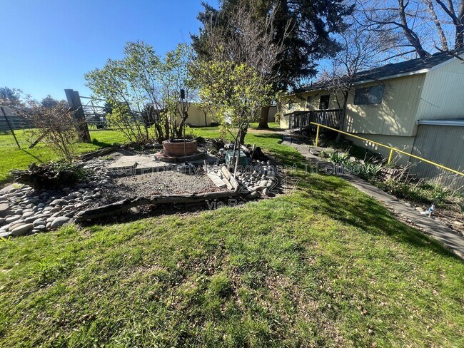 Building Photo - 5210 W Henry St