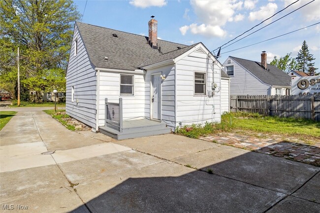 Building Photo - 715 E 258th St