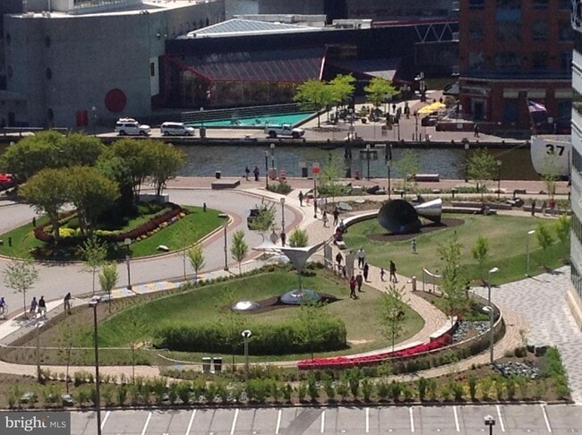 Building Photo - 250 S President St