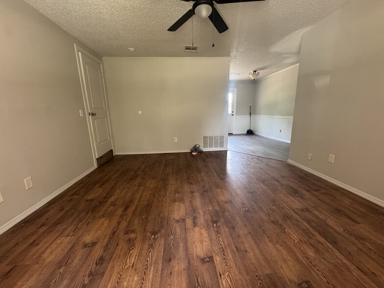 Building Photo - 4906 Vena Ln