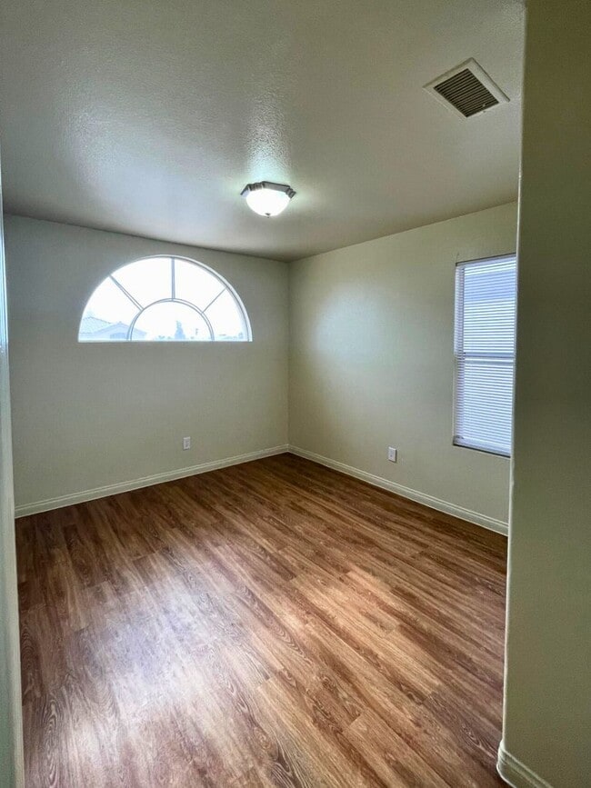 Building Photo - MOVE-IN READY 3BR/2.5BA SINGLE FAMILY HOME IN LAS VEGAS